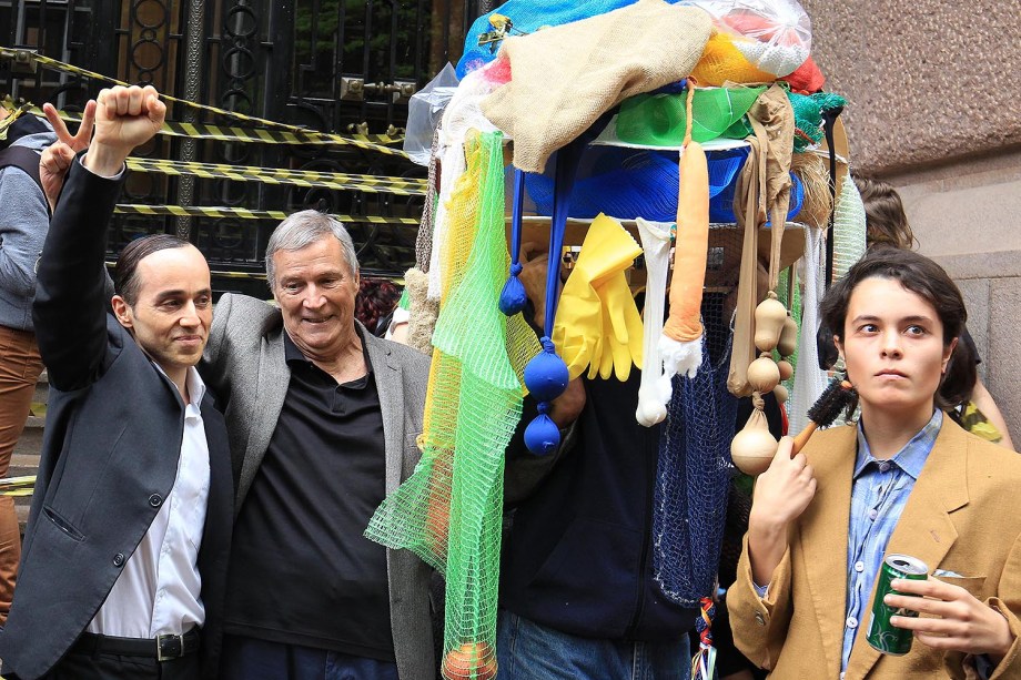 Protesto em frente ao Santander Cultural, no Centro de Porto Alegre, terminou em confronto entre manifestantes contrários e favoráveis ao cancelamento da exposição Queermuseu - 12/09/2017