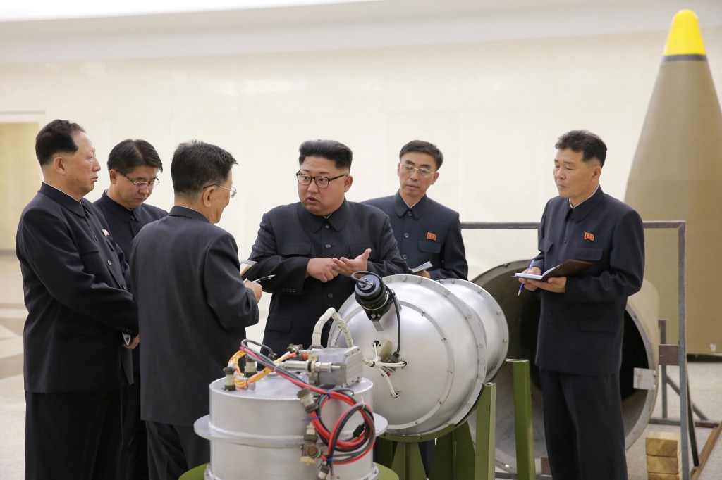 O ditador Kim Jong-un inspeciona o programa nuclear em foto da agÊncia oficial Korean Central News Agency (KCNA) em Pyongyang. KCNA via REUTERS