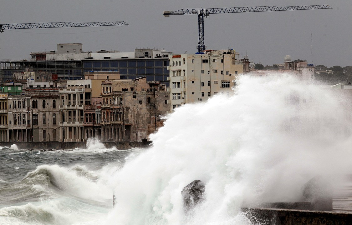 Furacão Irma - Ondas atingem 12 metros de altura em Havana