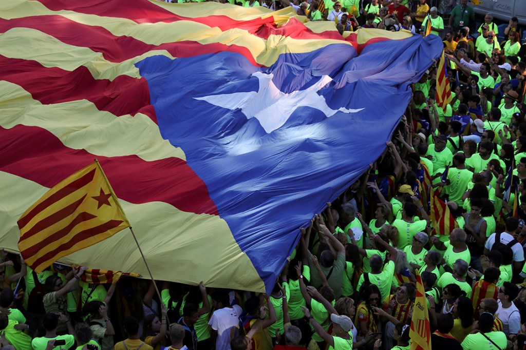 Manifestantes estendem bandeira da Catalunha durante protesto separatista em Barcelona, na Espanha