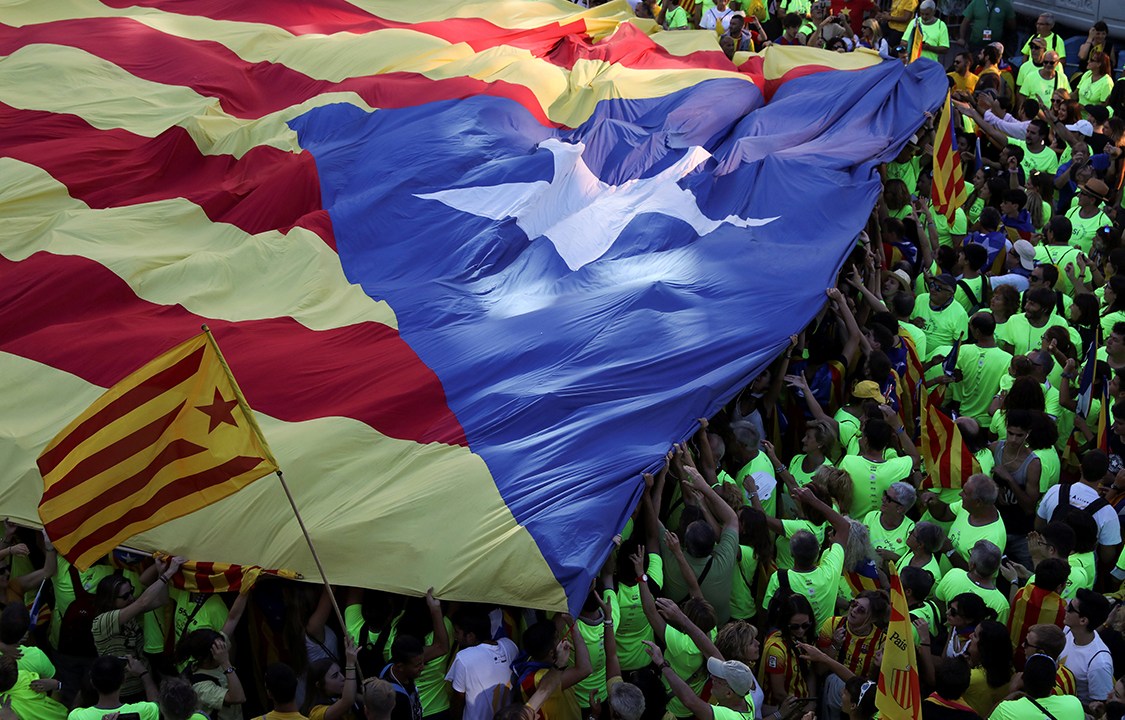 Manifestantes estendem bandeira da Catalunha durante protesto separatista em Barcelona, na Espanha