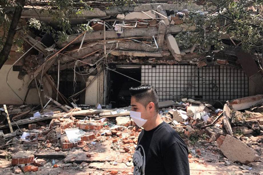 Pessoa passa em frente à região afetada pelo terremoto que atingiu a Cidade do México, no México - 19/09/2017