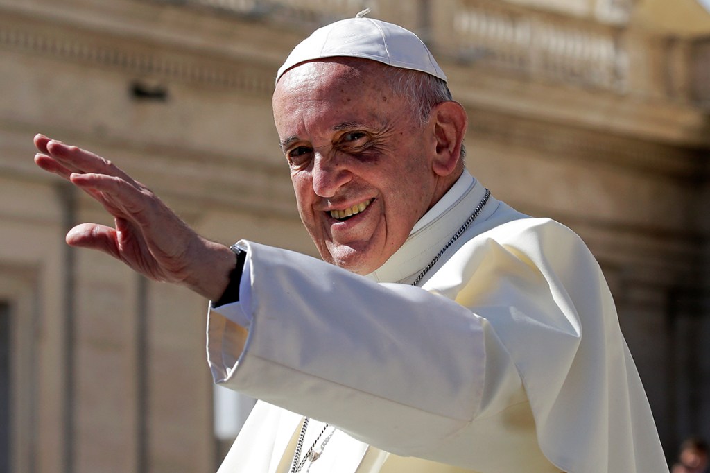 Papa Francisco cumprimenta fiéis durante audiência geral na Praça São Pedro, no Vaticano