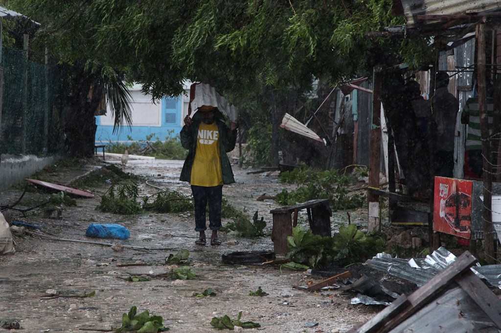 Homem caminha por rua destruída por furacão Maria, que passa agora em Punta Cana, República Dominicana