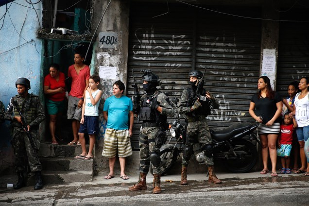 Militares do Exército e Aeronáutica iniciam cerco à Rocinha - 22/09/2017