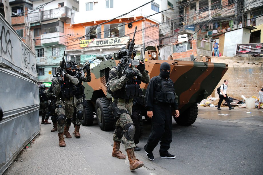 Operações das Forças Armadas durante o segundo dia de ocupação na Rocinha, no Rio - 22/09/2017