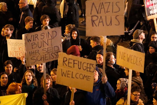 Manifestantes protestam contra o partido Alternativa para a Alemanha (AfD), após as eleições gerais, em Berlim
