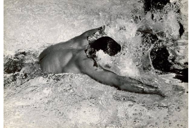 Alair Gomes fotografa os atletas masculinos na cidade do Rio de Janeiro, remontando características homoeróticas das esculturas da Grécia antiga Alair Gomes fotografa os atletas masculinos na cidade do Rio de Janeiro, remontando características homoeróticas das esculturas da Grécia antiga