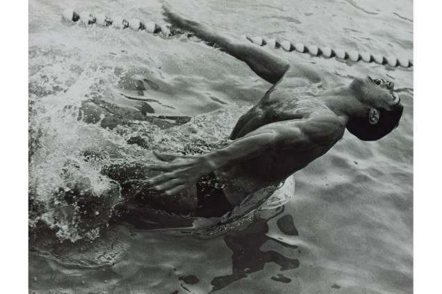 Alair Gomes fotografa os atletas masculinos na cidade do Rio de Janeiro, remontando características homoeróticas das esculturas da Grécia antiga Alair Gomes fotografa os atletas masculinos na cidade do Rio de Janeiro, remontando características homoeróticas das esculturas da Grécia antiga