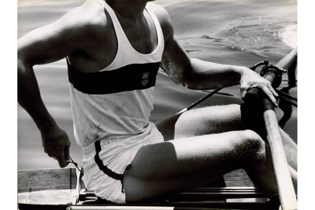 Alair Gomes fotografa os atletas masculinos na cidade do Rio de Janeiro, remontando características homoeróticas das esculturas da Grécia antiga Alair Gomes fotografa os atletas masculinos na cidade do Rio de Janeiro, remontando características homoeróticas das esculturas da Grécia antiga