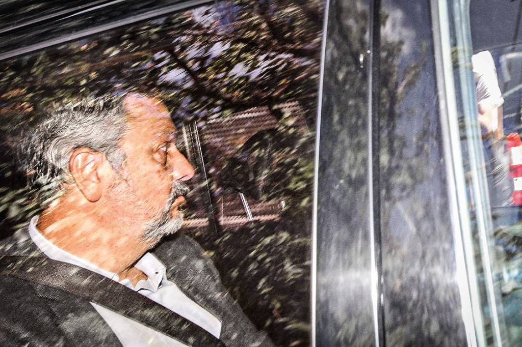 Antonio Palocci na sede da JustiÁa Federal em Curitiba (PR), nesta segunda-feira (08). Palocci È acusado por promotores que trabalham na OperaÁ¿o Lava Jato, de envolvimento com desvio de dinheiro da Petrobras. Rodrigo FÈlix Leal/Futura Press