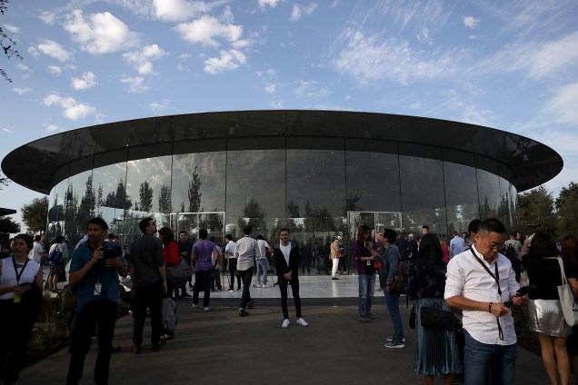 Pessoas se aglomeram em frente ao Steve Jobs Theatre no Apple Park, em Cupertino, na Califórnia, para o lançamento do novo IPhone - 12/09/2017