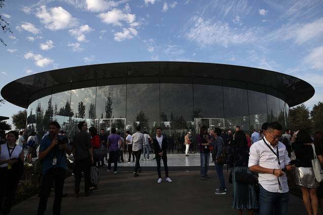Pessoas se reúnem no teatro Steve Jobs aguardando o início da cerimônica de lançamento dos novos produtos da Apple, em Cupertino, na Califórnia