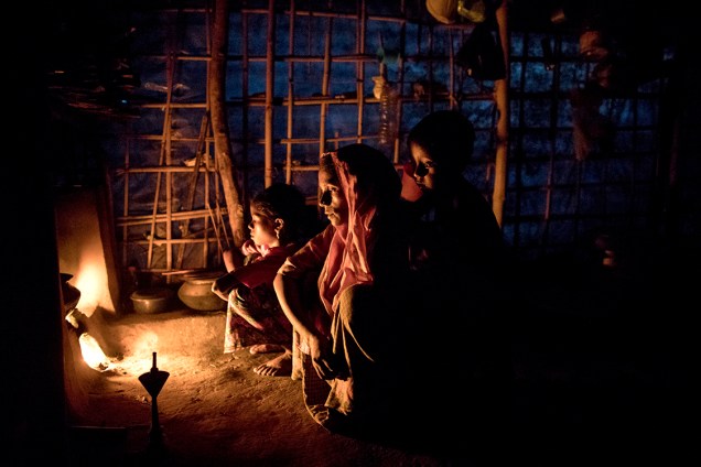 Mulçumanos rohyngias sentam em frente a uma fogueira, em um acampamento para refugiados, em Bangladesh - 08/09/2017