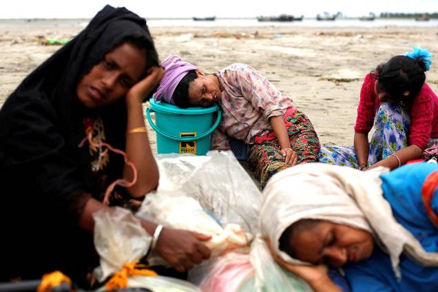 Refugiadas rohingya descansam na praia após cruzar fronteira entre Mianmar e Bangladesh - 10/09/2017