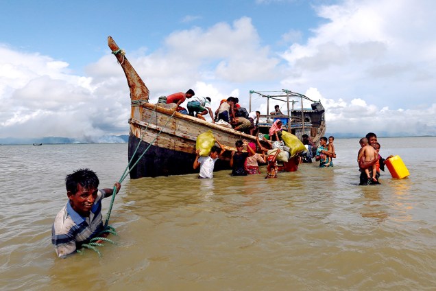 Refugiados rohyngias desembarcam após cruzarem a fronteira de Myanmar e Bangladesh - 11/09/2017