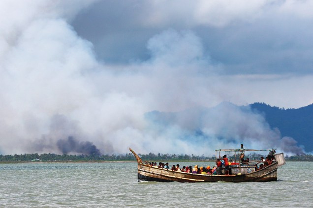 Fumaça é vista do lado de Myanmar da fronteira, à medida que barco com refugiados rohingyas chega em Bangladesh - 11/09/2017