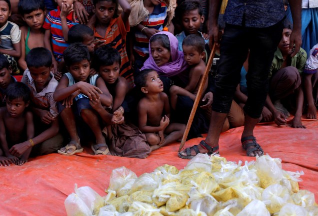 Crianças refugiadas aguardam para receberem comida distribuída por uma ONG local, em Bangladesh - 12/09/2017