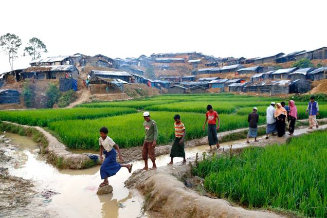 Mulçumanos rohingyas caminham sobre um canal em um campo de refugiados, em Bangladesh - 13/09/2017