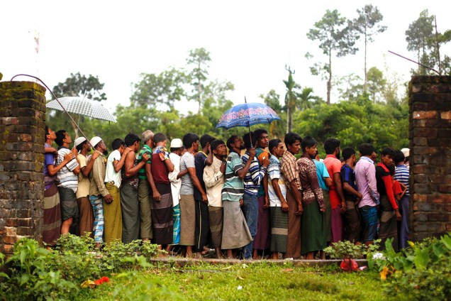 Refugiadas rohingyas aguardam para receberem comida distribuída por uma ONG local, em Bangladesh - 13/09/2017