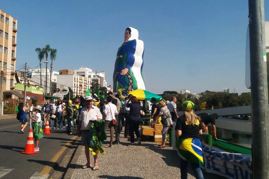 Ato contra o ex presidente Luiz Inácio Lula da Silva, em frente ao Museu Oscar Niemeyer, em Curitiba (PR)