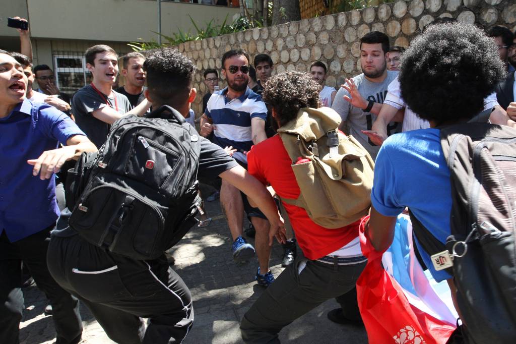 Confusão durante visita de Bolsonaro a universidade mineira