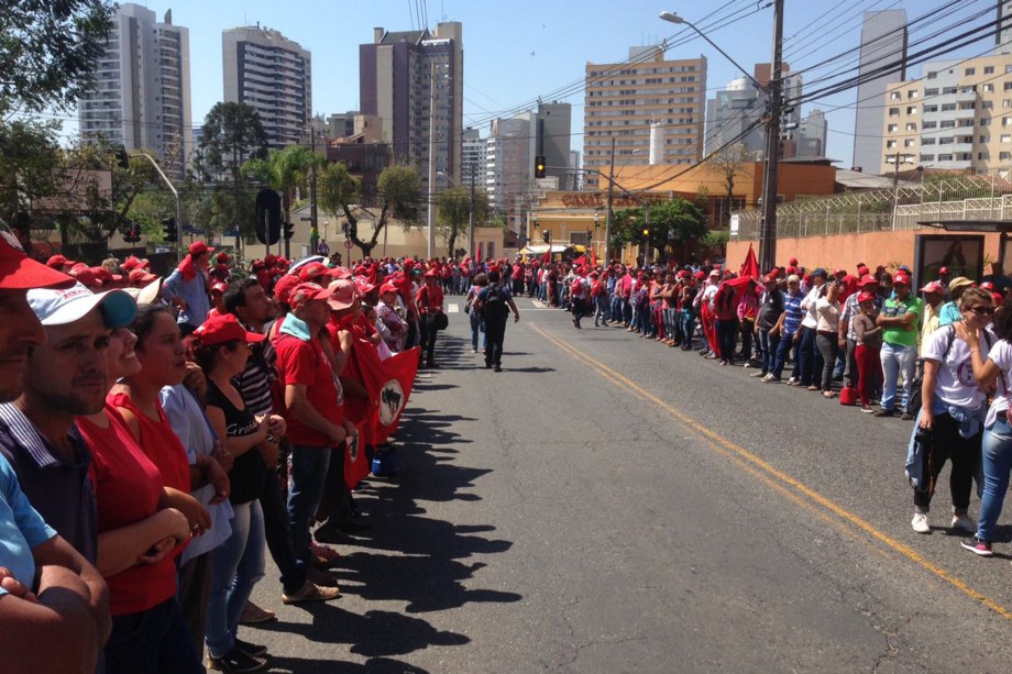 Militantes organizam ato em defesa de Lula antes do depoimento do ex-presidente na Justiça Federal em Curitiba (PR)