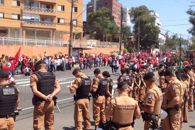 Militantes organizam ato em defesa a Lula antes do depoimento do ex-presidente na Justiça Federal em Curitiba (PR)