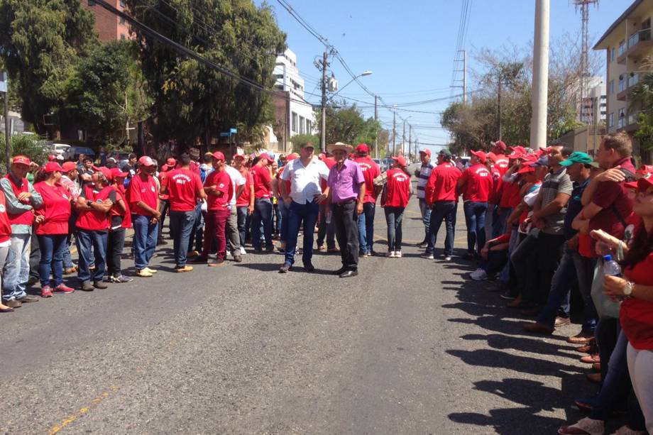 Militantes organizam ato em defesa de Lula antes do depoimento do ex-presidente na Justiça Federal em Curitiba (PR)