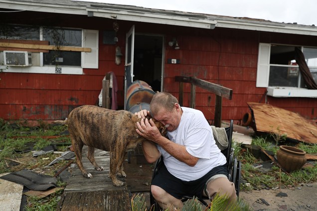 Dono resgata próprio cachorro e lamenta perda de sua casa para o furacão Harvey, que atingiu a costa leste dos Estados Unidos