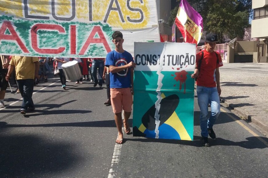 Manifestantes caminham pelas ruas de Curitiba (PR) protestando em favor da democracia