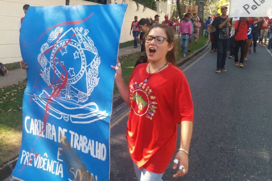 Manifestantes caminham pelas ruas de Curitiba (PR) protestando em favor da democracia