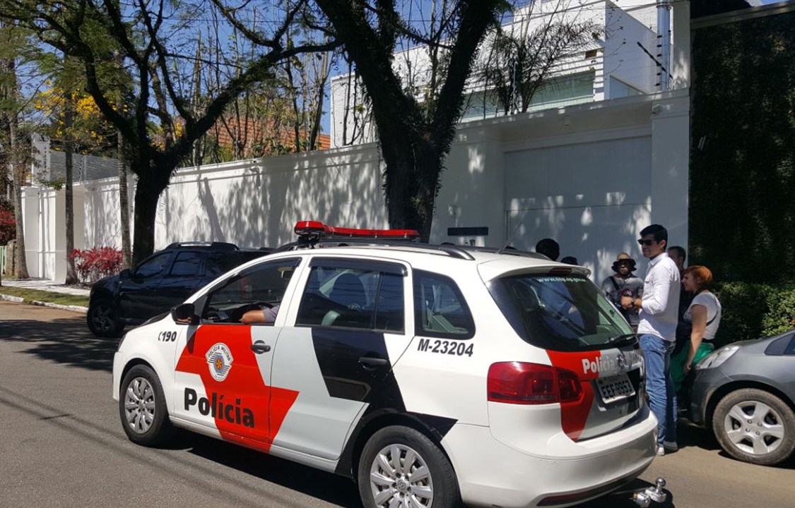 Carro da Polícia Militar em frente à casa de Joesley Batista, na Rua França, em São Paulo