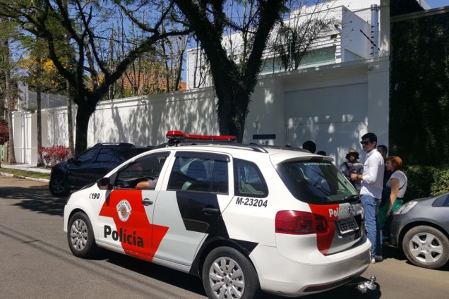 Carro da Polícia Militar faz ronda em frente à casa de Joesley Batista, na Rua França, em São Paulo