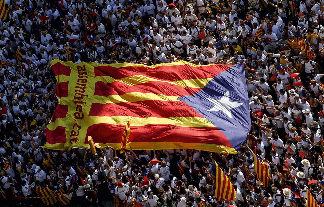 FILE PHOTO: Catalan pro-independence supporters hold a giant "estelada" (Catalan separatist flag) during a demonstration called "Via Lliure a la Republica Catalana" (Way of Freedom for the Republic of Catalonia) on the "Diada de Catalunya" (Catalunya's National Day) in Barcelona, Spain, September 11, 2015. REUTERS/Albert Gea/File Photo TPX IMAGES OF THE DAY