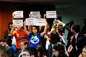 Manifestantes protestam contra a redução da maioridade penal na CCJ, em Brasília – 27/09/2017