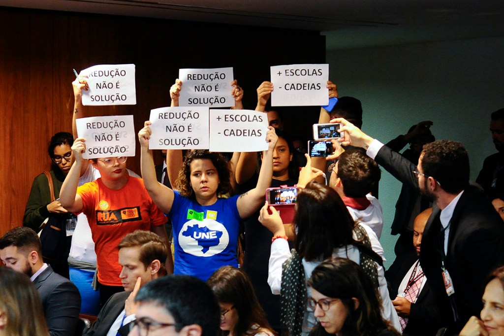Manifestantes protestam em 2017 contra a redução da maioridade penal na Câmara, em Brasília