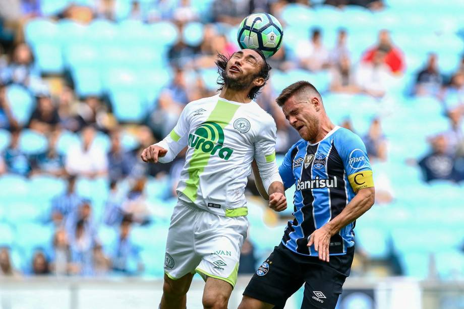 Apodi e Ramiro durante lance na partida entre Grêmio e Chapecoense, válida pelo Campeonato Brasileiro 2017, no estádio Arena Grêmio - 17/09/2017