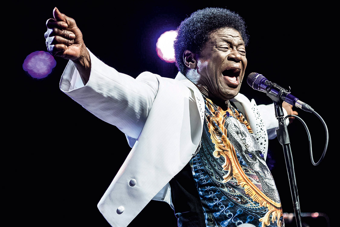 Charles Bradley - Cantor americano de soul e rhythm and blues, gravou seu primeiro &aacute;lbum quando j&aacute; era um sexagen&aacute;rio