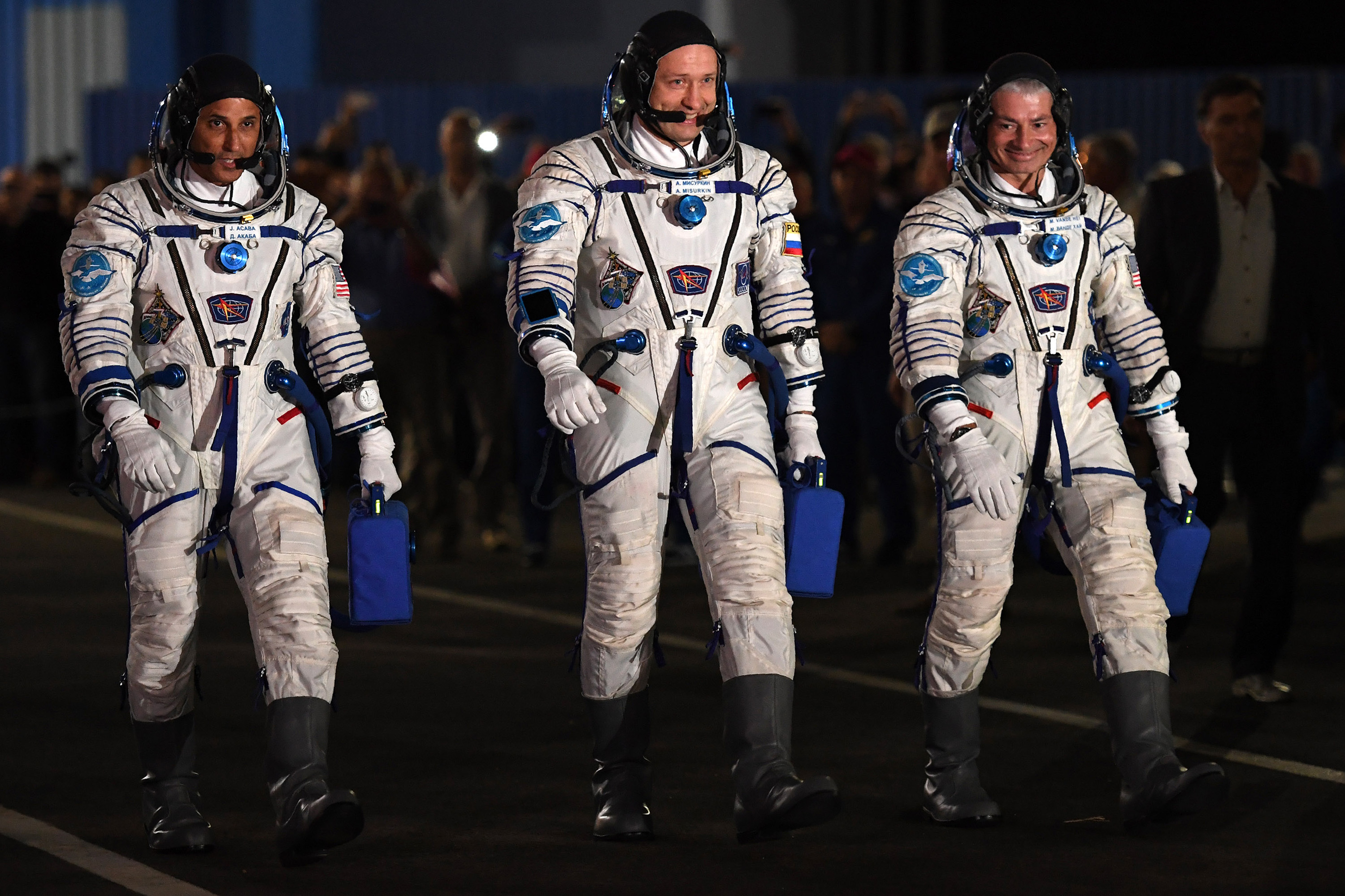 Três astronautas chegam à ISS para missão de cinco meses VEJA