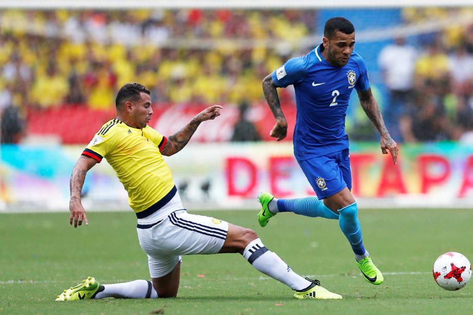 Daniel Alves durante disputa de bola na partida entre Brasil e Colômbia