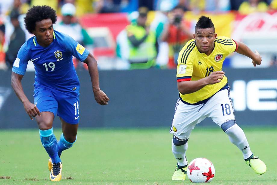 Willian e o colombiano Frank Fabra durante lance na partida entre Brasil e Colômbia