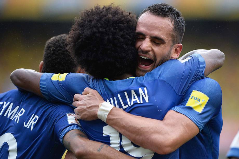 Jogadores do Brasil comemoram gol contra a Colômbia, pelas Eliminatórias da Copa da Rússia, em Barranquilla