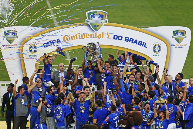 Jogadores do Cruzeiro comemoram o título de campeão da Copa do Brasil. O Cruzeiro é pentacampeão da Copa do Brasil - 28/09/2017