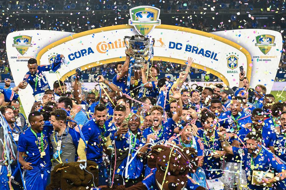 Jogadores do Cruzeiro comemoram o título de campeão da Copa do Brasil. O Cruzeiro é pentacampeão da Copa do Brasil - 28/09/2017