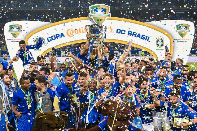 Jogadores do Cruzeiro comemoram o título de campeão da Copa do Brasil, após derrotarem o Flamengo nas penalidades máximas - 28/09/2017