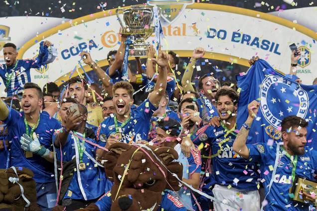 Jogadores do Cruzeiro comemoram o título de campeão da Copa do Brasil. O Cruzeiro é pentacampeão da Copa do Brasil - 28/09/2017 Jogadores do Cruzeiro comemoram o título de campeão da Copa do Brasil. O Cruzeiro é pentacampeão da Copa do Brasil - 28/09/2017