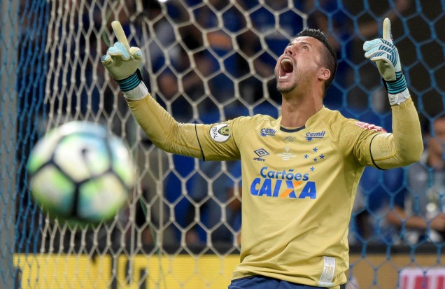 Fabio defende penalti do titulo - O Cruzeiro é pentacampeão da Copa do Brasil - 28/09/2017