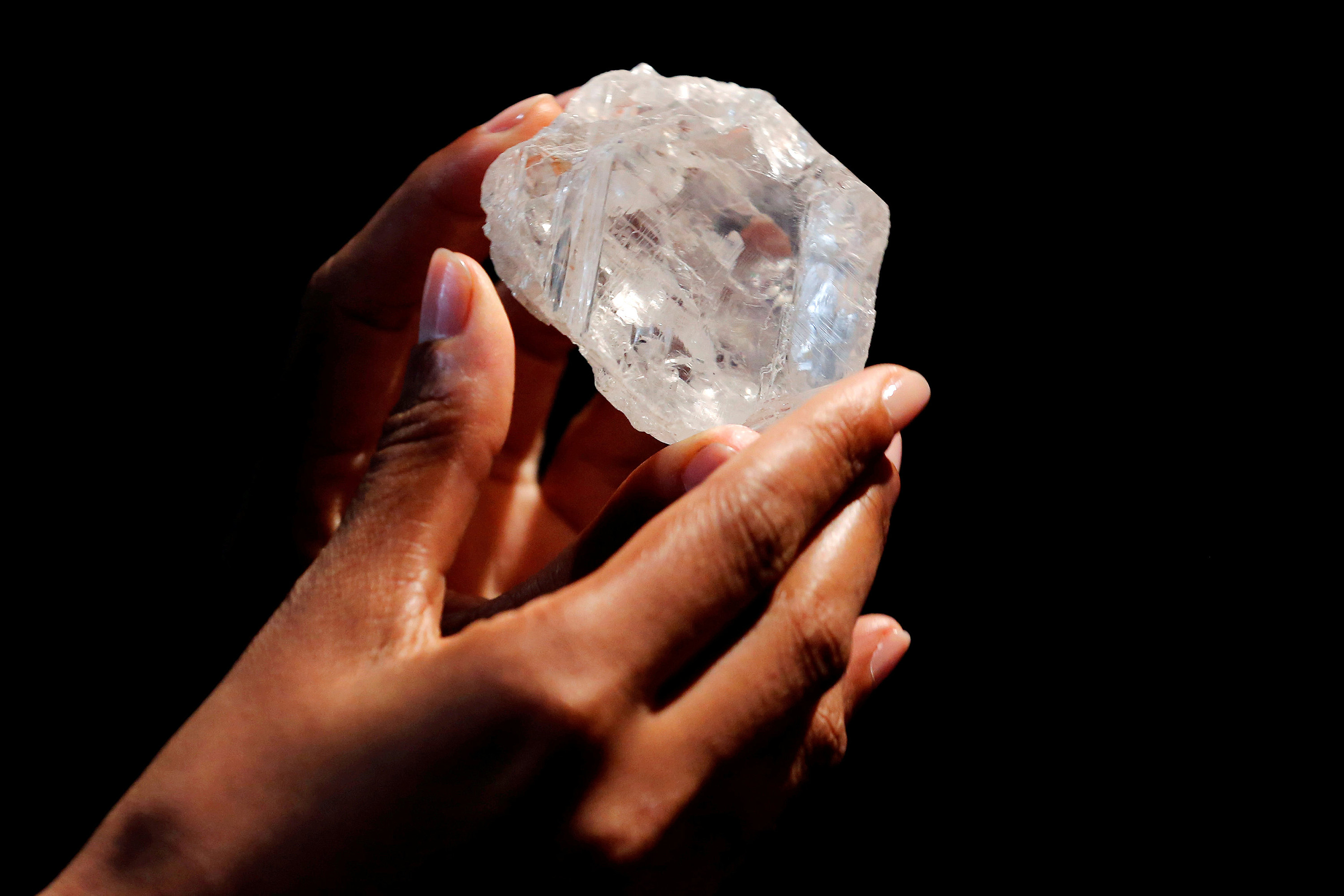 Maior diamante bruto do mundo é vendido por US$ 53 milhões | VEJA