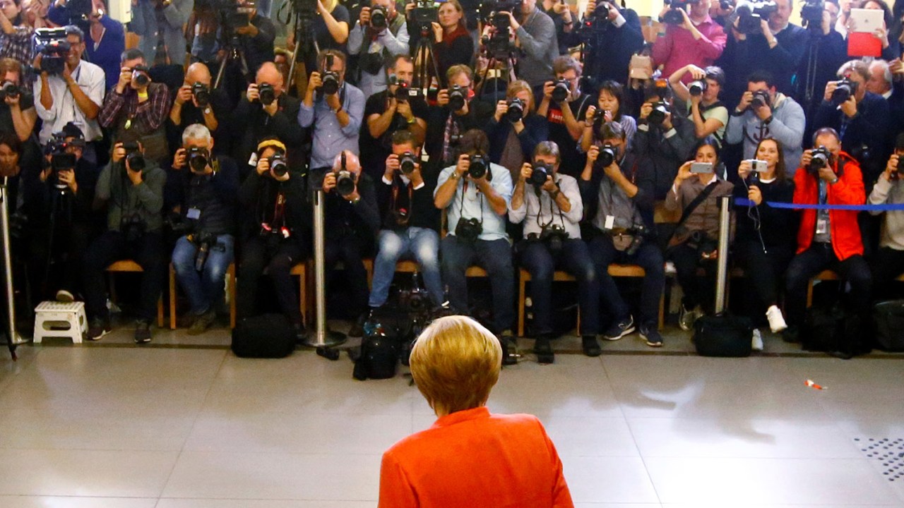 A chanceler alemã, Angela Merkel, deposita seu voto na urna, durante as eleições gerais da Alemanha, em Berlim